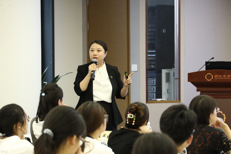 浙江大学经济学院、国际联合商学院全国优秀大学生夏令营到浙江优盈平台参访 何欣.jpg