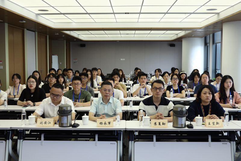 浙江大学经济学院、国际联合商学院全国优秀大学生夏令营到浙江优盈平台参访 刘安江（左一）杨永军（左二）.jpg
